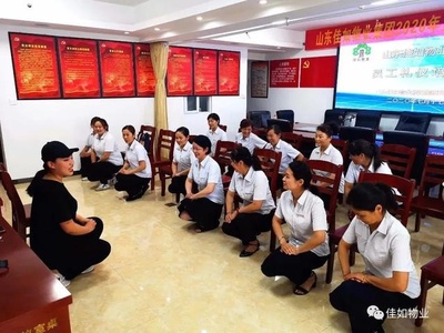 佳如物业集团公司成功举办新入职客服员礼仪培训班，全面提升服务品质