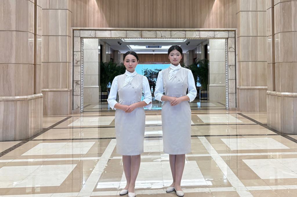 空港管理学院民航服务礼仪示范组圆满完成上海市“白玉兰荣誉奖”颁授仪式礼仪服务